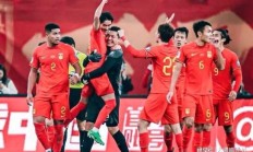 包含足球赛场上精英挥汗拼搏，掌声连连的词条